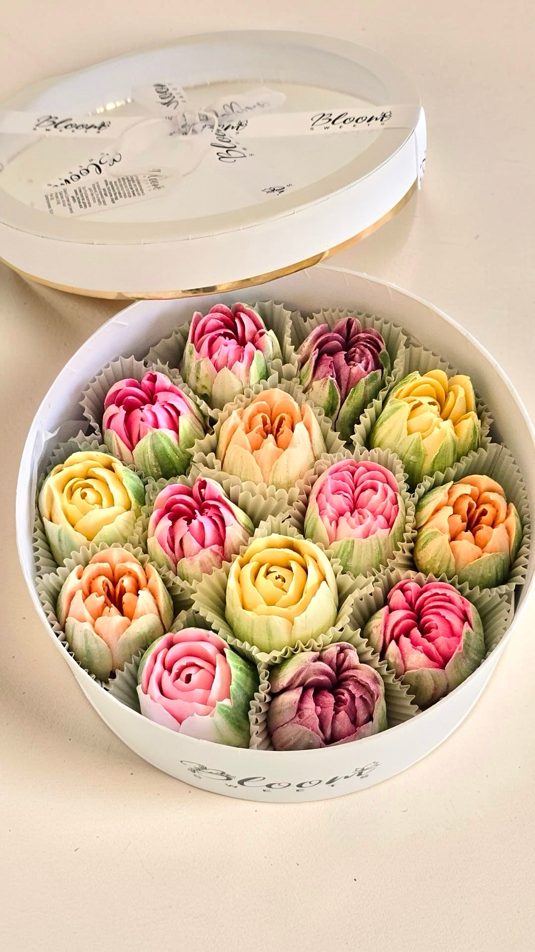 Bloom Sweets- Edible Marsh mellow flowers - Swirls and Flowers Gift Box