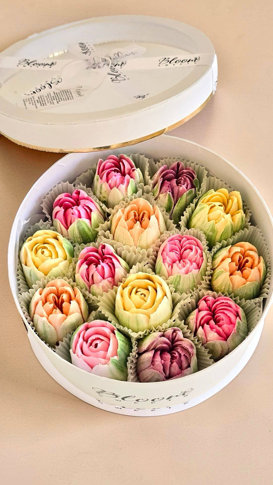 Bloom Sweets- Edible Marsh mellow flowers - Swirls and Flowers Gift Box