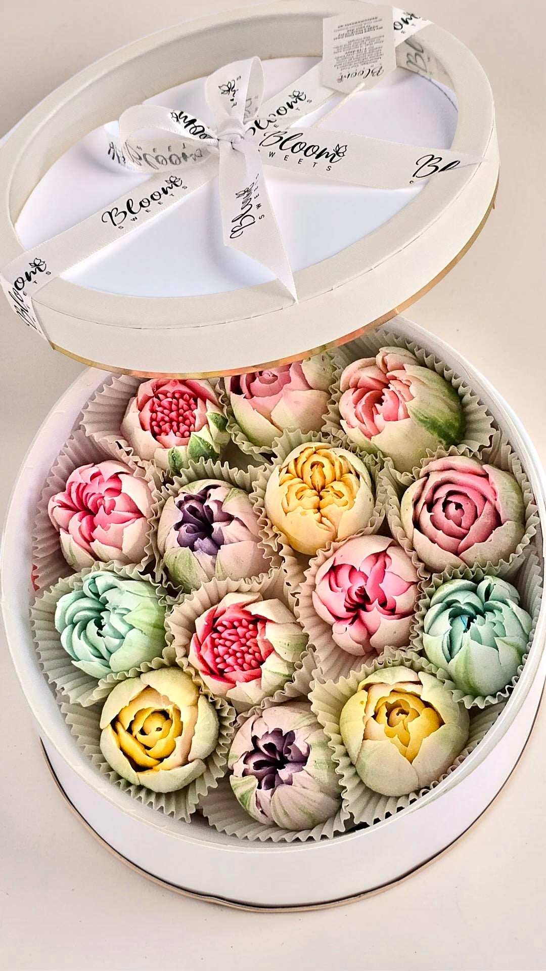 Bloom Sweets- Edible Marsh mellow flowers - Swirls and Flowers Gift Box