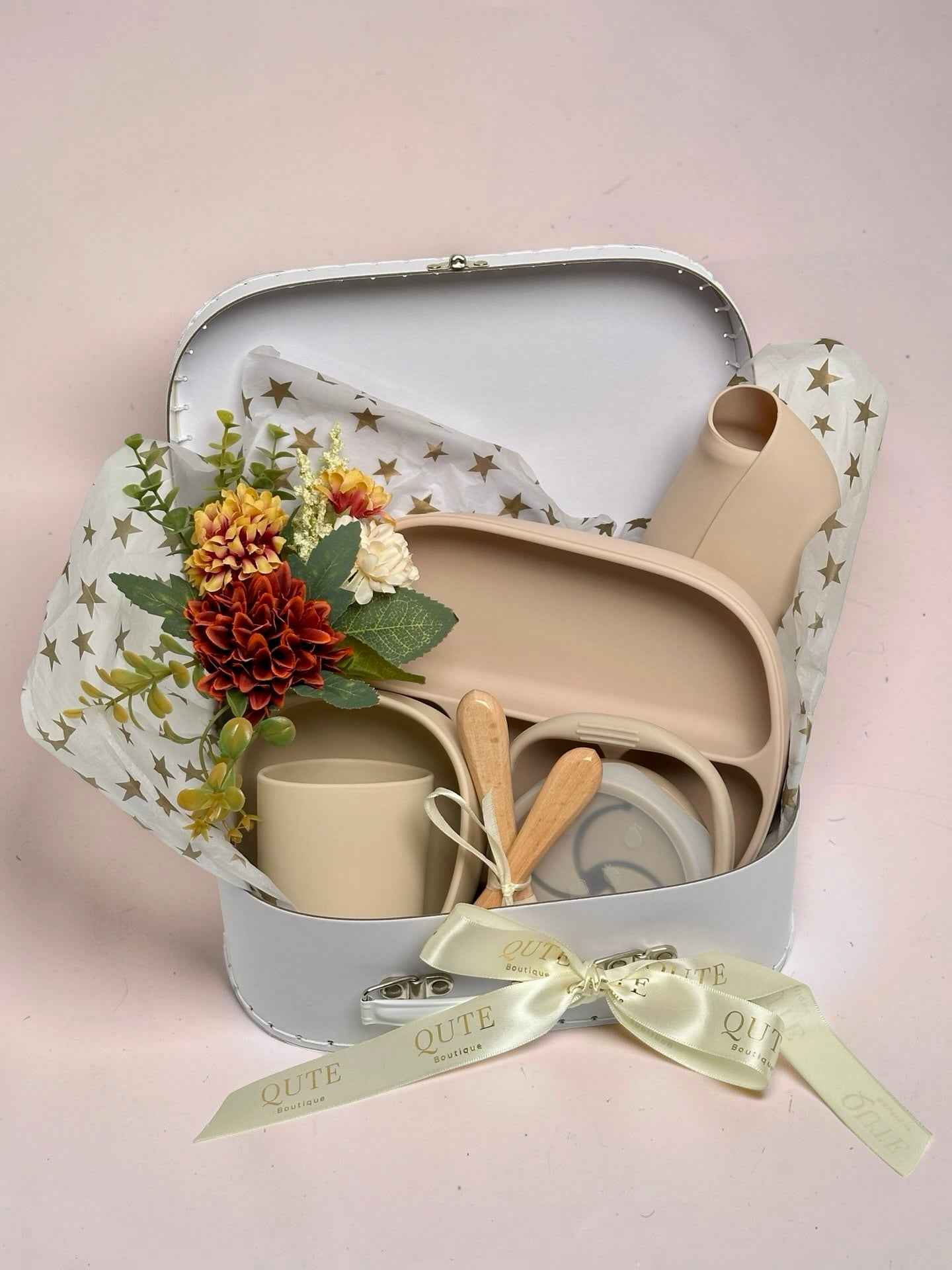 Personalised nude silicone baby feeding set with suction plate, bib, training cup, and wooden spoons in Qute white vintage keepsake trunk in Doha Qatar