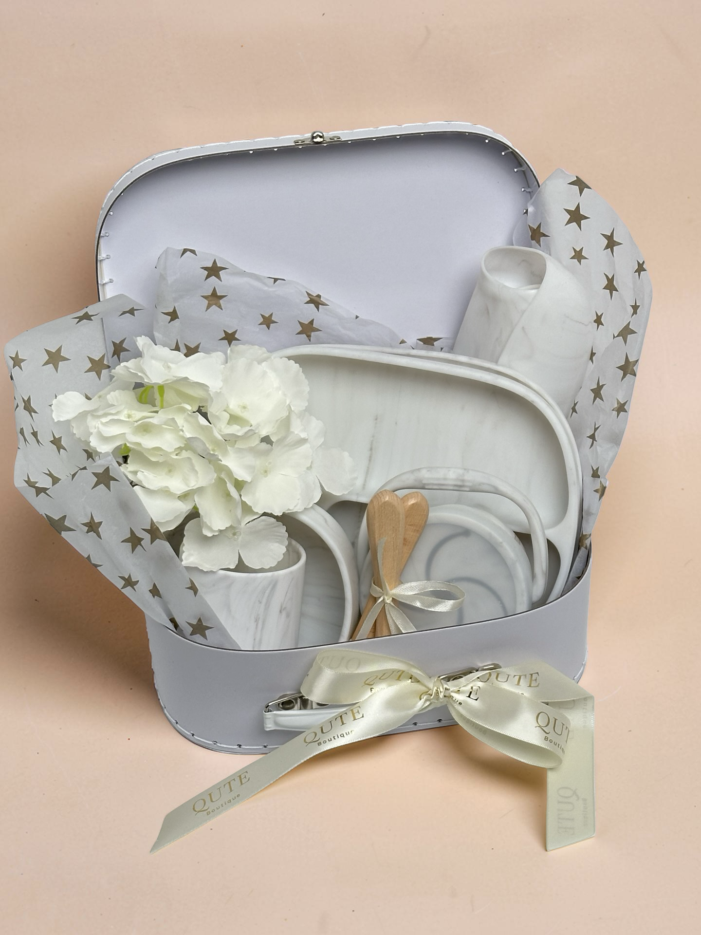 Personalised white marble effect silicone baby feeding set with suction plate, bib, open cup, and white hydrangeas in Qute vintage keepsake trunk box in Doha Qatar